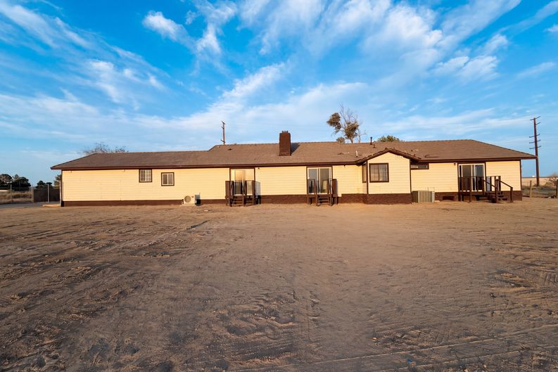 Photo 5 of 40 of 1401 60th St W, Rosamond, CA
