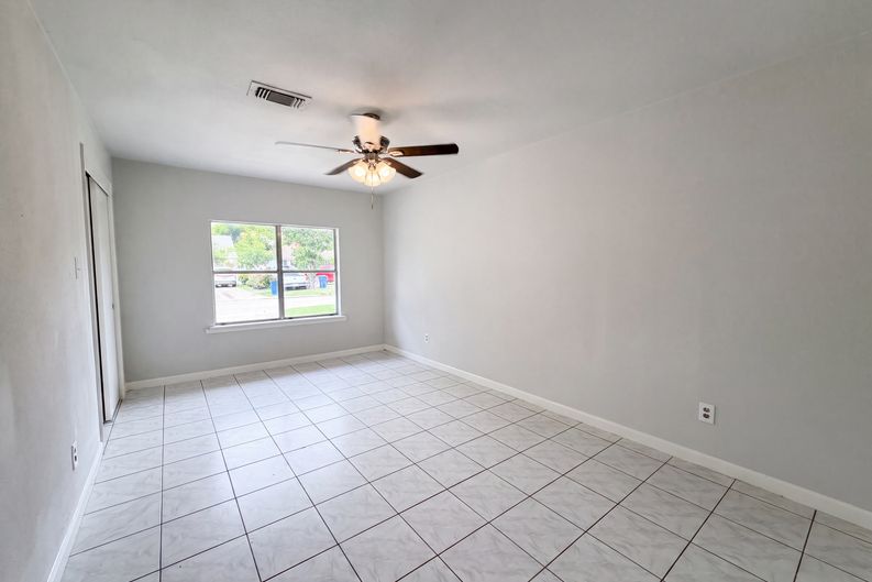 Photo 15 of 18 of 12510 Daventry Ln, Houston, TX