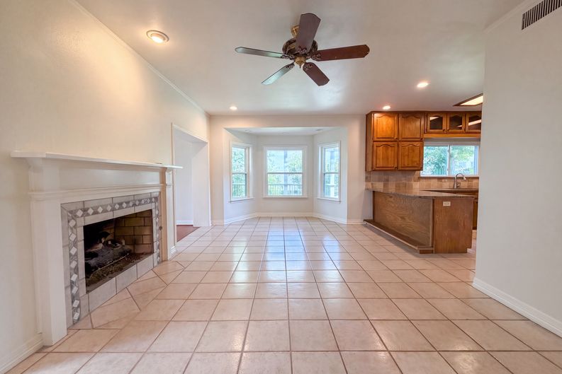 Photo 8 of 23 of 7632 Westwind Dr, Fort Worth, TX