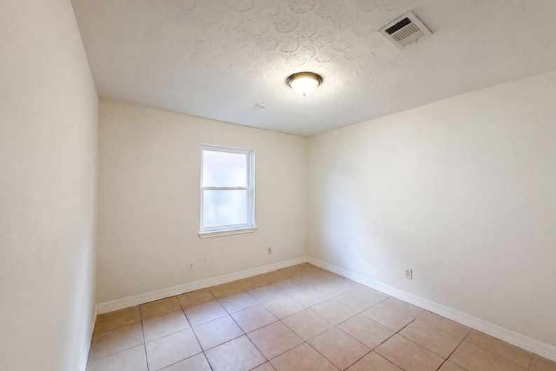 Photo 13 of 17 of 703 Midland Ct, Houston, TX