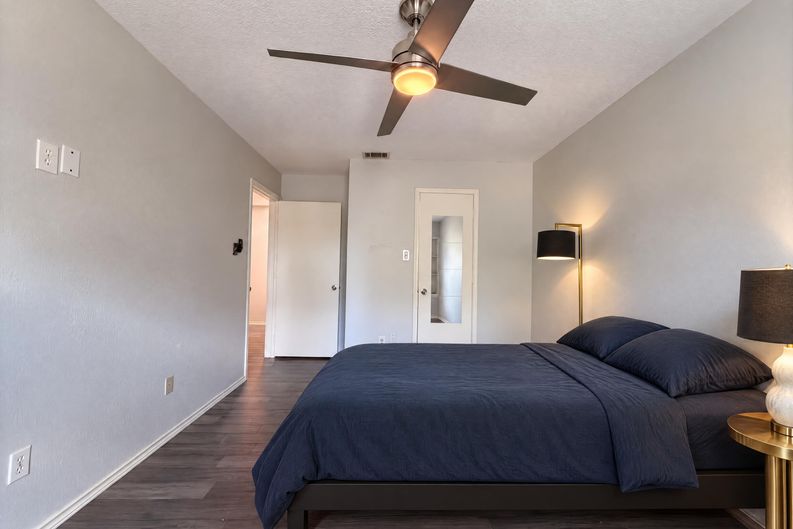 Photo 8 of 19 of 2831 Red Oak Dr, Grand Prairie, TX