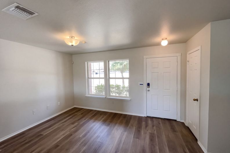 Photo 3 of 23 of 9420 Dublin Grn, San Antonio, TX