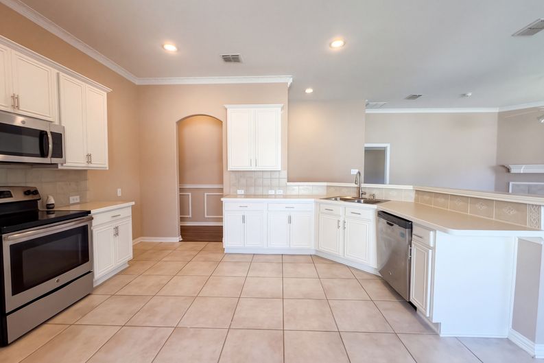Photo 6 of 21 of 5327 Lake Gardens Dr, Grand Prairie, TX