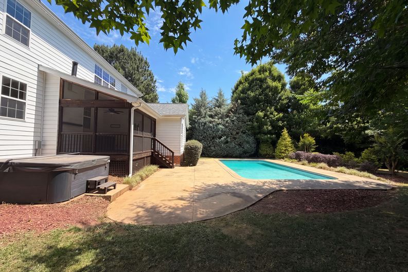 Photo 4 of 23 of 4903 Homeplace Dr, Apex, NC