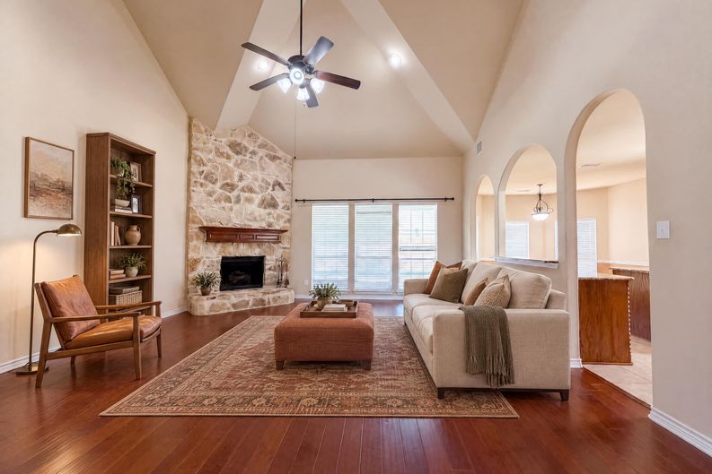 Photo 3 of 29 of 409 Lone Oak Ct, Kennedale, TX