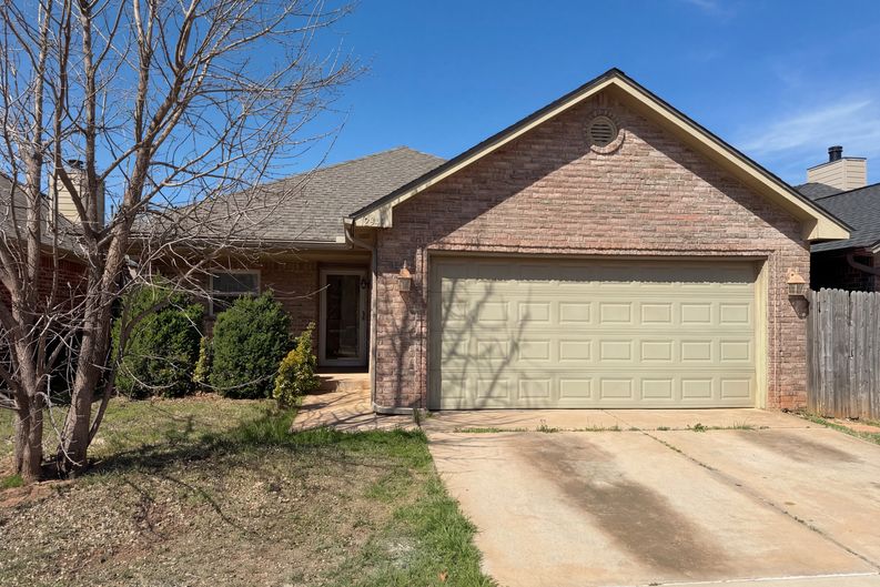 Photo 7 of 17 of 12917 Meadows Dr, Oklahoma City, OK