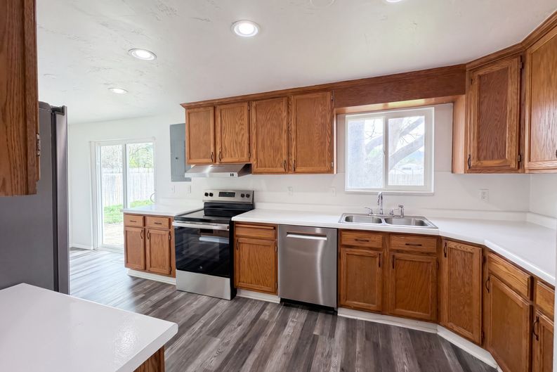 Photo 7 of 21 of 408 N 1500 W, Clinton, UT