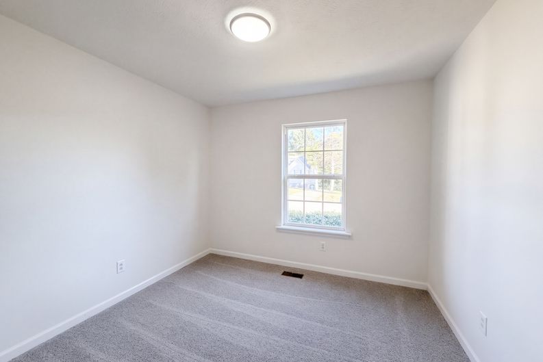 Photo 9 of 16 of 1303 St Hubbins Dr, La Vergne, TN