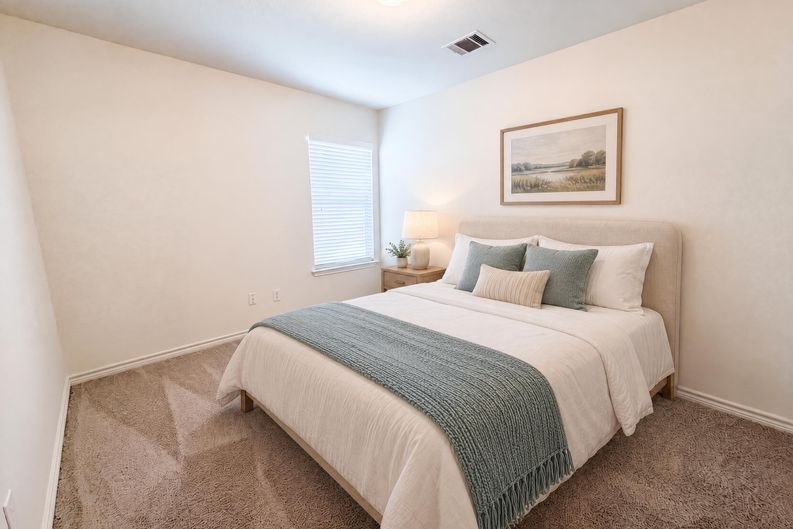 Photo 14 of 21 of 109 Eagle Dr, Luling, TX
