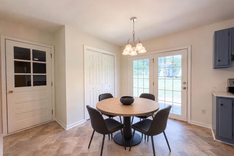 Photo 7 of 20 of 3221 Meadow Ln, Winston Salem, NC
