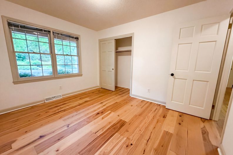 Photo 4 of 18 of 3010 Hope Valley Rd, Winston Salem, NC