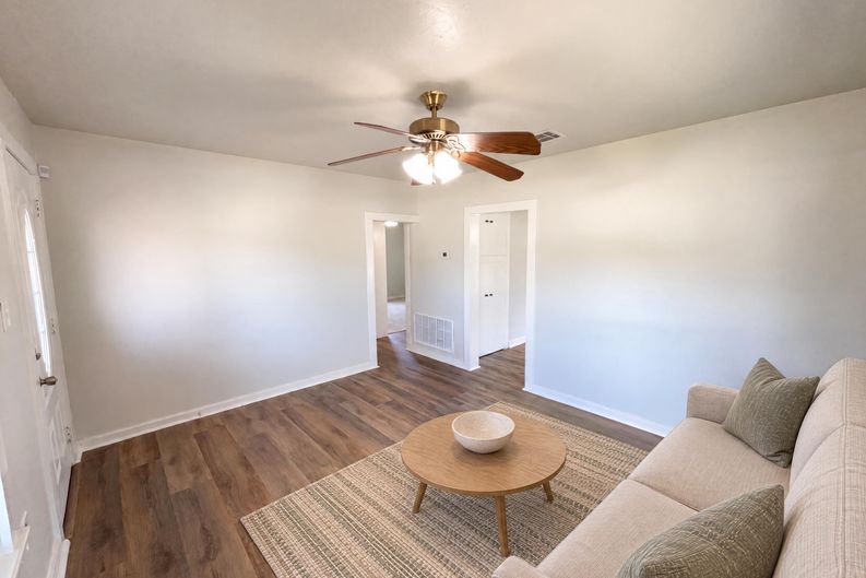 Photo 7 of 17 of 725 Kelly St, Poteet, TX
