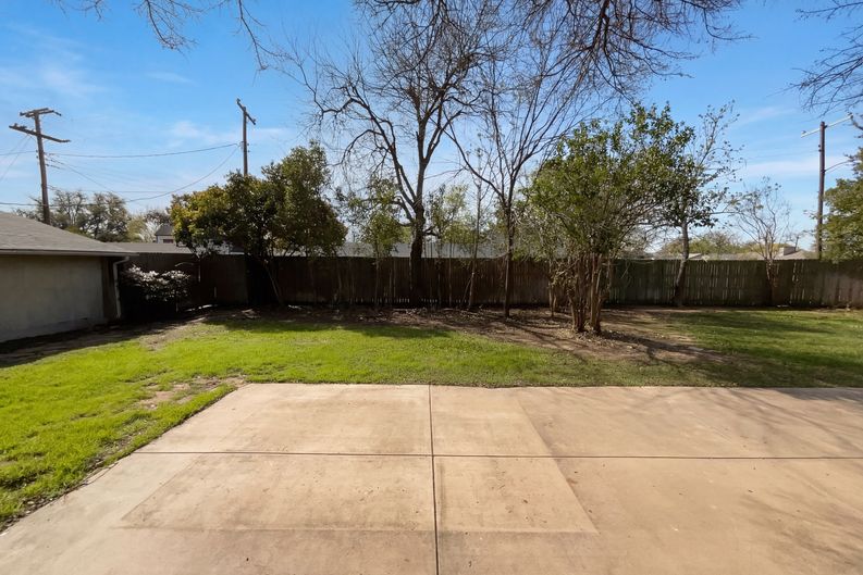 Photo 5 of 18 of 4106 Walnut Hill Ln, Dallas, TX