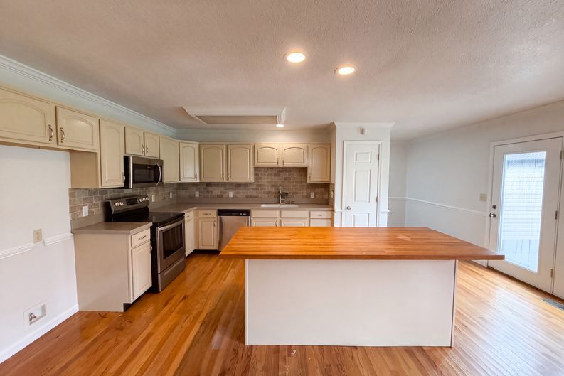 Photo 23 of 37 of 3146 Lora Dr, Maryville, TN