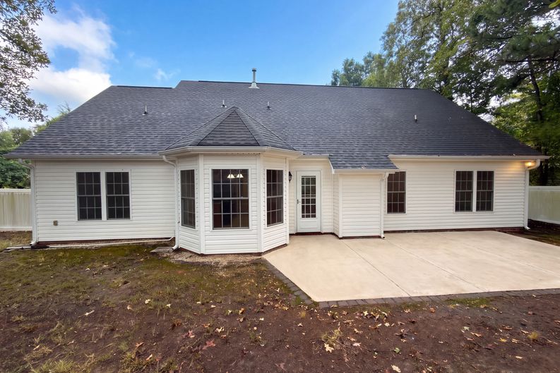 Photo 5 of 19 of 2037 Olde Towne Dr, Monroe, NC