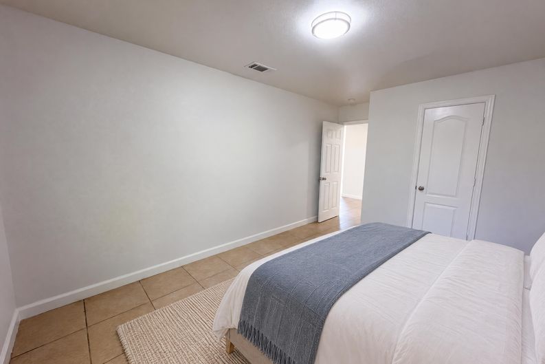 Photo 13 of 17 of 1322 E Waco Ave, Dallas, TX