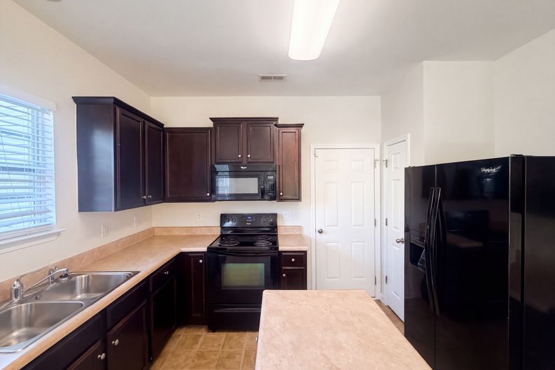 Photo 9 of 24 of 2722 Quail Oaks Dr, Greensboro, NC