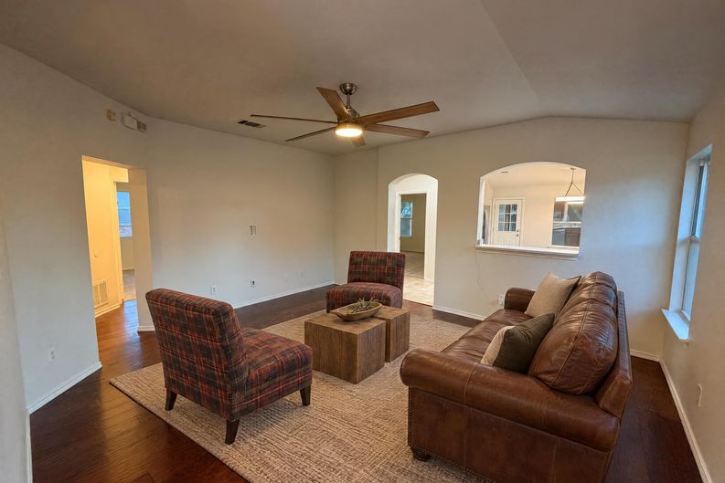 Photo 3 of 17 of 1107 Burgess Dr, Leander, TX