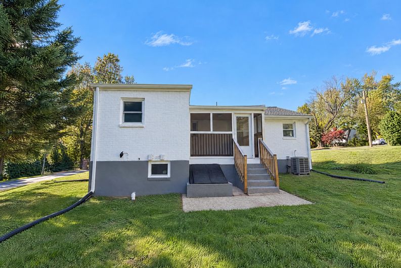 Photo 5 of 20 of 3007 Fairhill Rd, Fairfax, VA