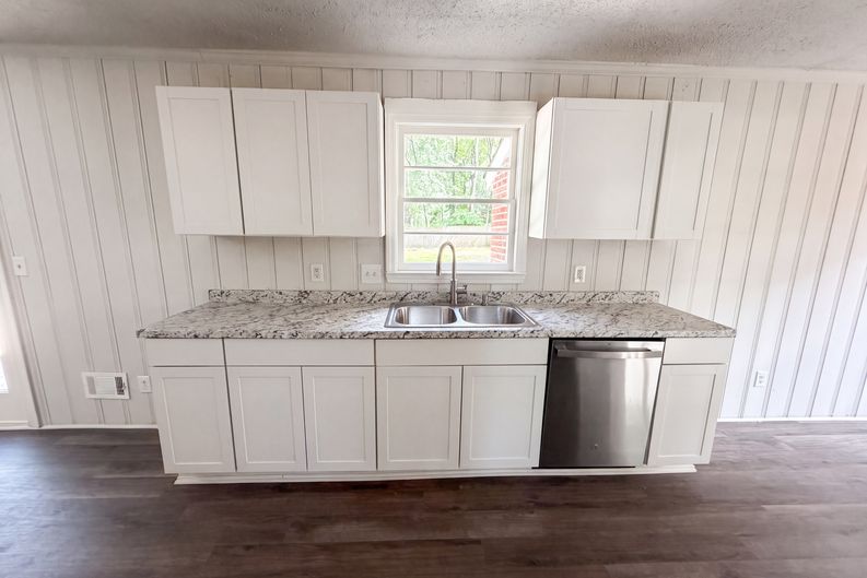 Photo 11 of 27 of 1425 Hollyberry Ln, West Columbia, SC