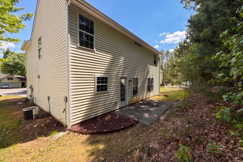 Photo 5 of 18 of 708 Woodgreen Dr, Durham, NC