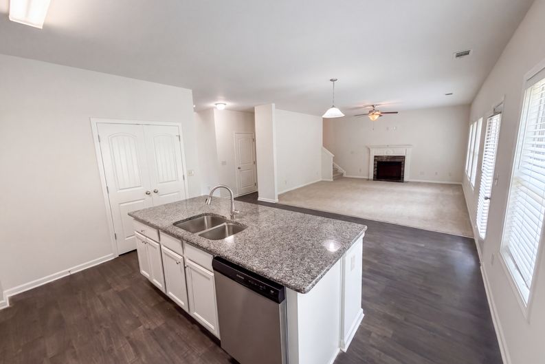 Photo 11 of 41 of 821 Walnut Woods Dr, Braselton, GA