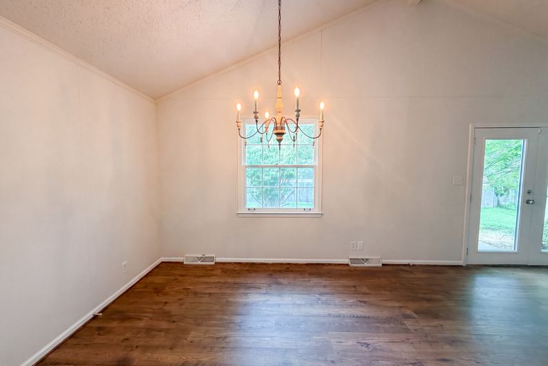 Photo 7 of 23 of 242 Kingswood Dr, Clarksville, TN