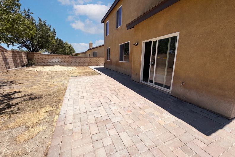 Photo 5 of 28 of 3147 W Lingard St, Lancaster, CA