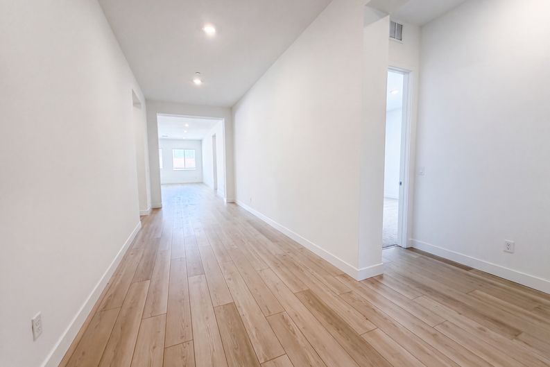 Photo 5 of 32 of 8289 Warbonnet Way, Las Vegas, NV