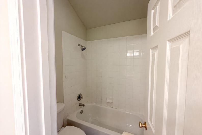 Photo 11 of 25 of 7825 W 143rd Pl, Overland Park, KS