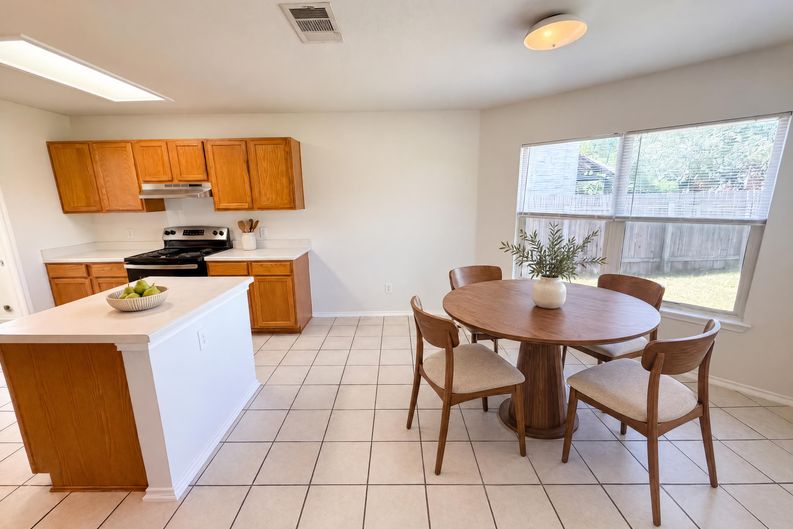 Photo 6 of 21 of 305 Edgewood Cv, Leander, TX