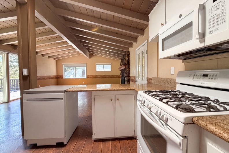 Photo 12 of 28 of 1145 Rivera Dr, Wrightwood, CA