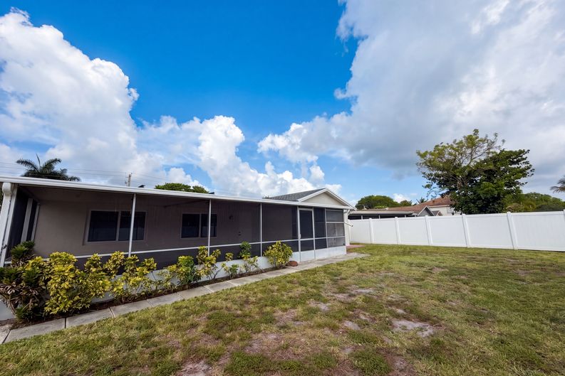 Photo 5 of 21 of 9605 NW 81st St, Tamarac, FL