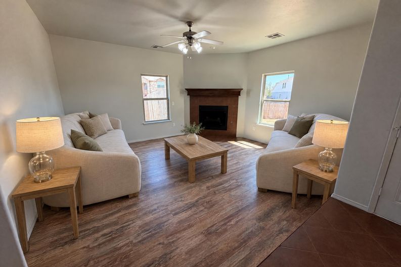 Photo 3 of 18 of 11208 NW 97th St, Yukon, OK