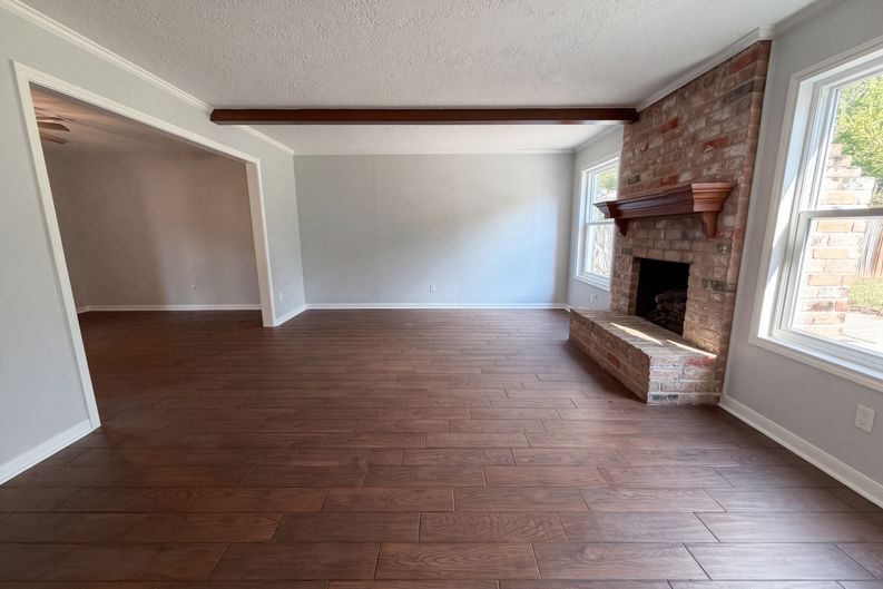 Photo 4 of 25 of 16121 Lakeview Dr, Jersey Village, TX