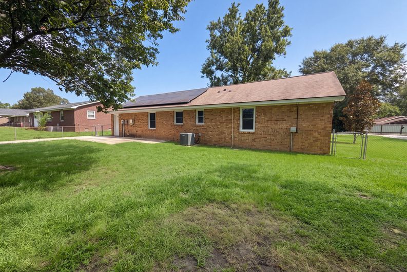 Photo 5 of 18 of 1110 Stuart Dr, Moncks Corner, SC