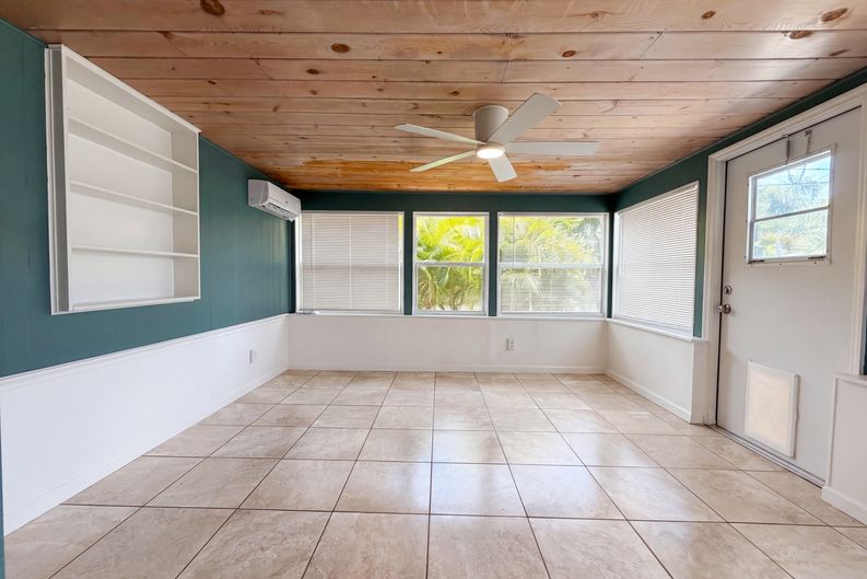 Photo 10 of 28 of 829 E 4th St, Englewood, FL