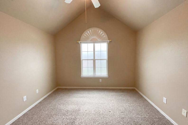 Photo 12 of 19 of 2400 Creekview Dr, Plano, TX