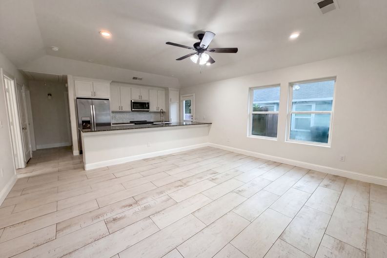 Photo 8 of 20 of 709 W Hull St, Denison, TX