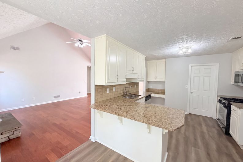 Photo 7 of 35 of 1396 Bramlett Forest Ct, Lawrenceville, GA