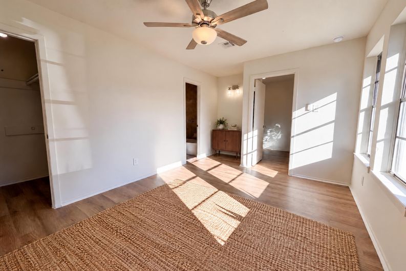 Photo 4 of 21 of 2307 Strait Ln, Houston, TX