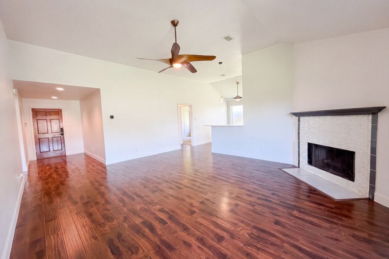Photo 6 of 18 of 4750 Backenberry Dr, Friendswood, TX