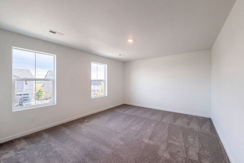Photo 4 of 18 of 4043 Shirley Dr, Johnstown, CO