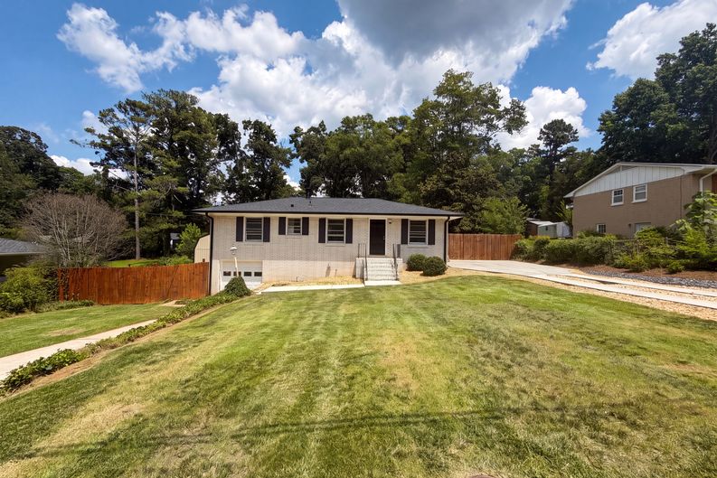 Photo 12 of 17 of 3119 Holbrook Dr SW, Marietta, GA