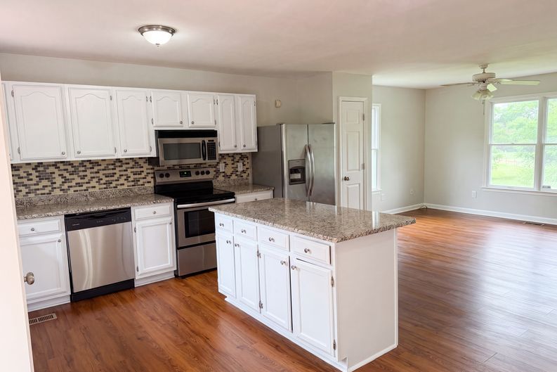 Photo 11 of 22 of 8749 Christopher Ln, Warrenton, VA
