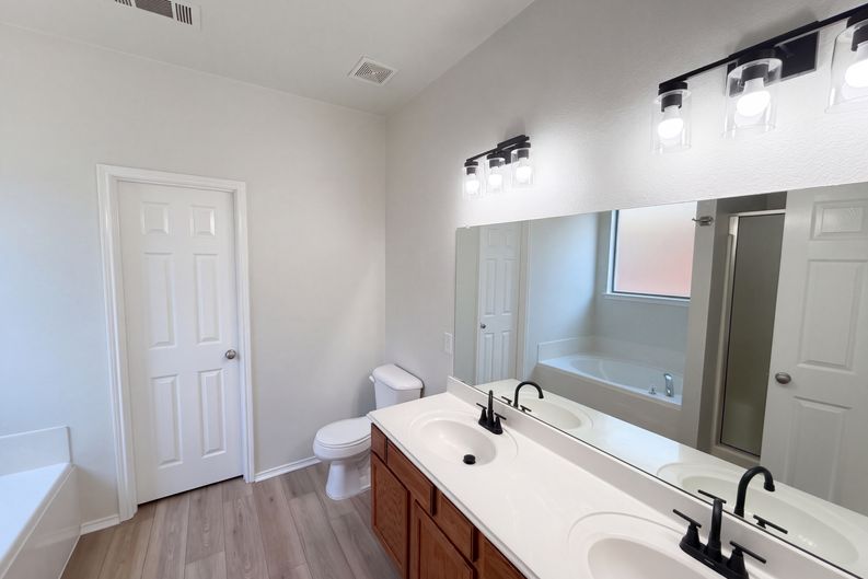 Photo 9 of 33 of 10713 Vista Heights Blvd, Fort Worth, TX