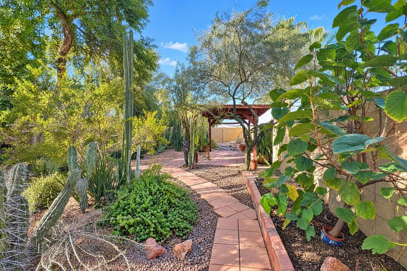 Photo 4 of 25 of 7746 W Wahalla Ln, Glendale, AZ