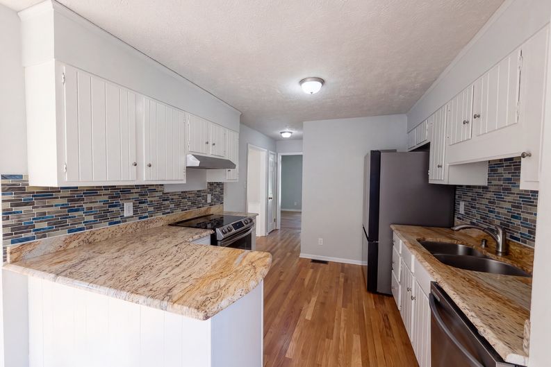 Photo 6 of 21 of 2337 Rolling Hill Rd, Fayetteville, NC