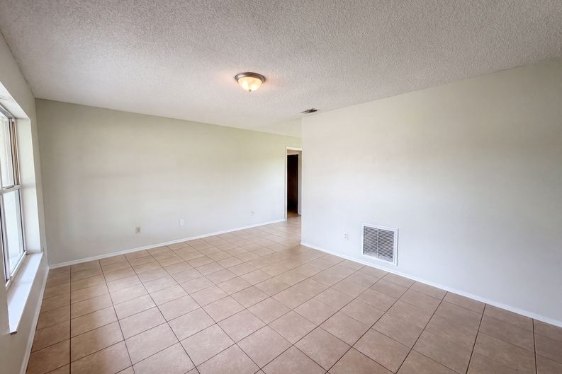 Photo 3 of 24 of 1262 Padgett Cir, Lady Lake, FL