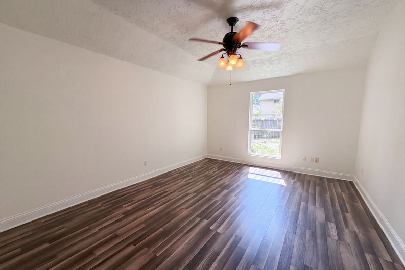 Photo 10 of 17 of 4011 Hunnington Dr, Conroe, TX